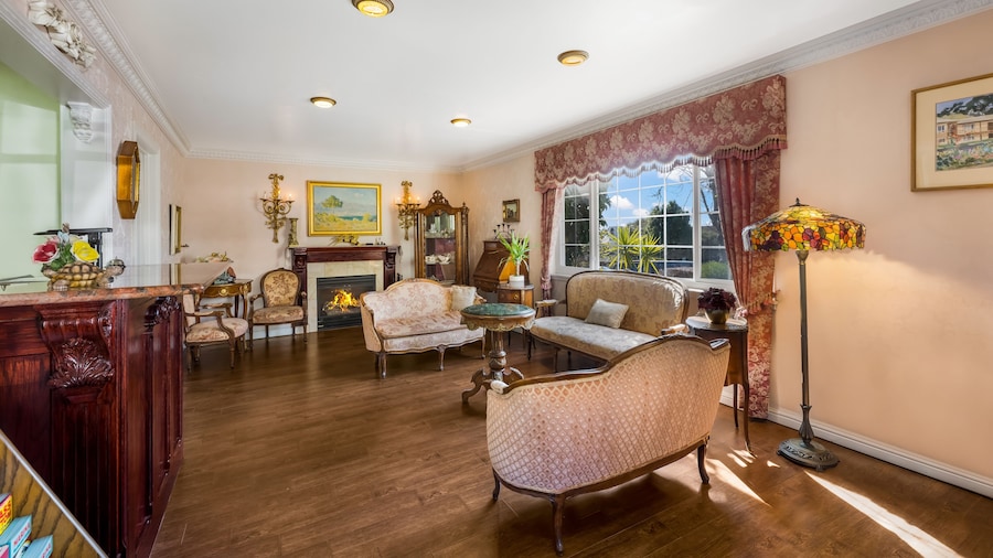 Carmel Inn And Suites