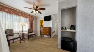 Habitación Deluxe, 1 cama de matrimonio | Ropa de cama de alta calidad y colchones con acolchado adicional