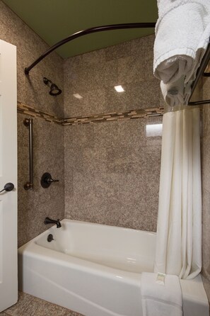 Bathroom shower - Carmel Inn And Suites (Carmel)