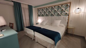 Standard Double or Twin Room | Minibar, in-room safe, desk, iron/ironing board - Hotel Doña Blanca (Jerez de la Frontera)