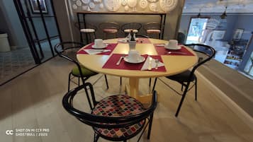 Petit déjeuner buffet (10.00 EUR par personne)