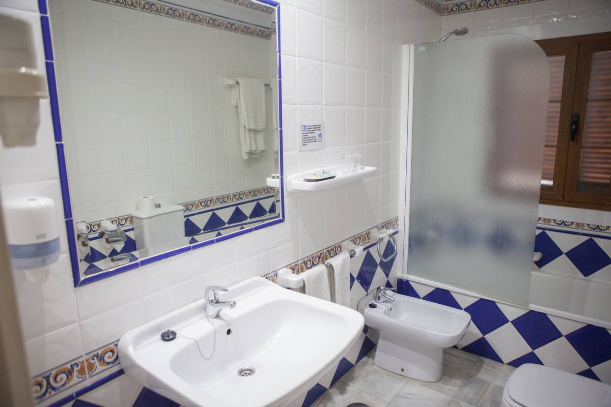 Ein Badezimmer mit Waschbecken, Toilette und Dusche.