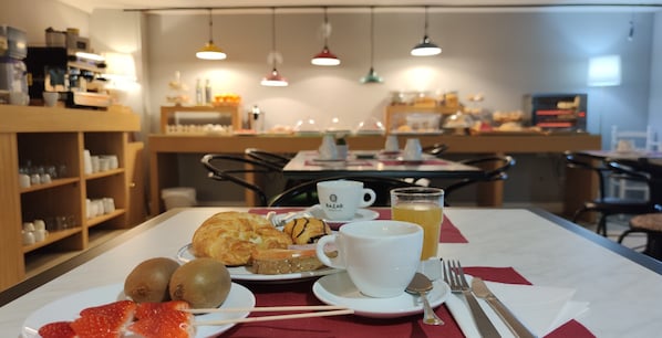 Tägliches Frühstücksbuffet (10.00 EUR pro Person)