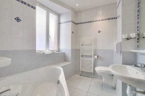Quarto triplo | Banheiro | Banheira, banheira de imersão, secador de cabelo, toalhas de banho