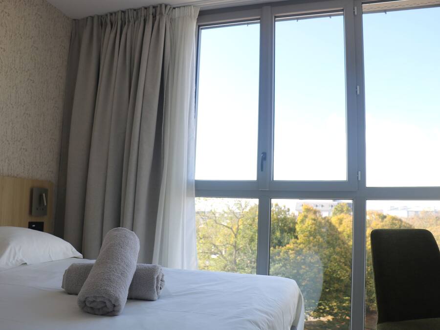 Ropa de cama de alta calidad, muebles diferentes y escritorio