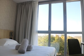 스탠다드 더블룸 | 고급 침구, 각각 다르게 가구 비치, 책상, 노트북 작업 공간