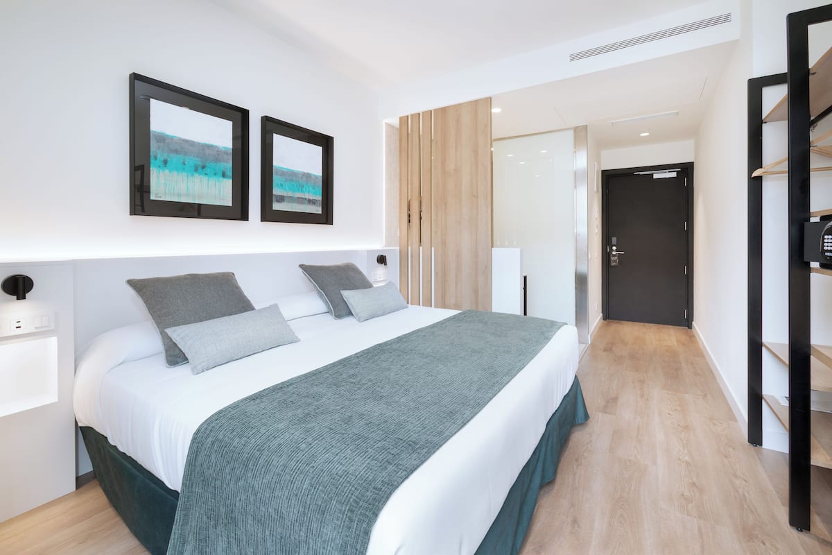 Executive kamer | Een minibar met enkele gratis items, een kluis op de kamer, een bureau