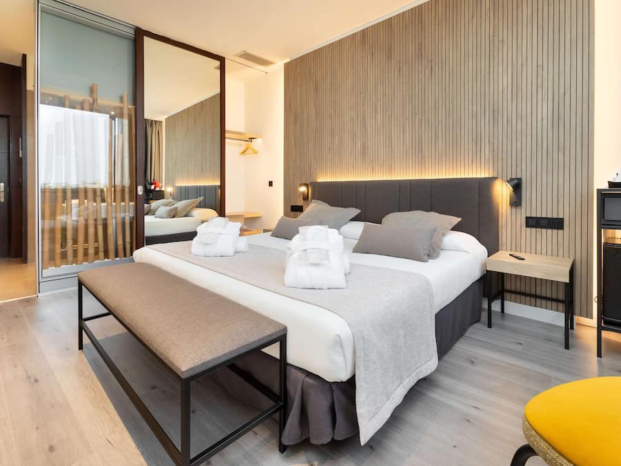 Artículos del minibar gratis y caja de seguridad en la habitación