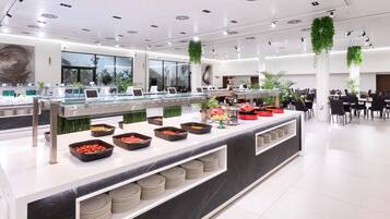 每日供应自助式早餐(每人 EUR 15)