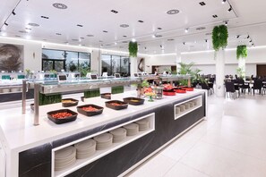 Petit déjeuner buffet (15 EUR par personne)