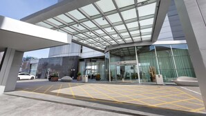 A modern building with a glass entrance and a covered outdoor area. - Alexandre Fira Congress (L'Hospitalet de Llobregat)