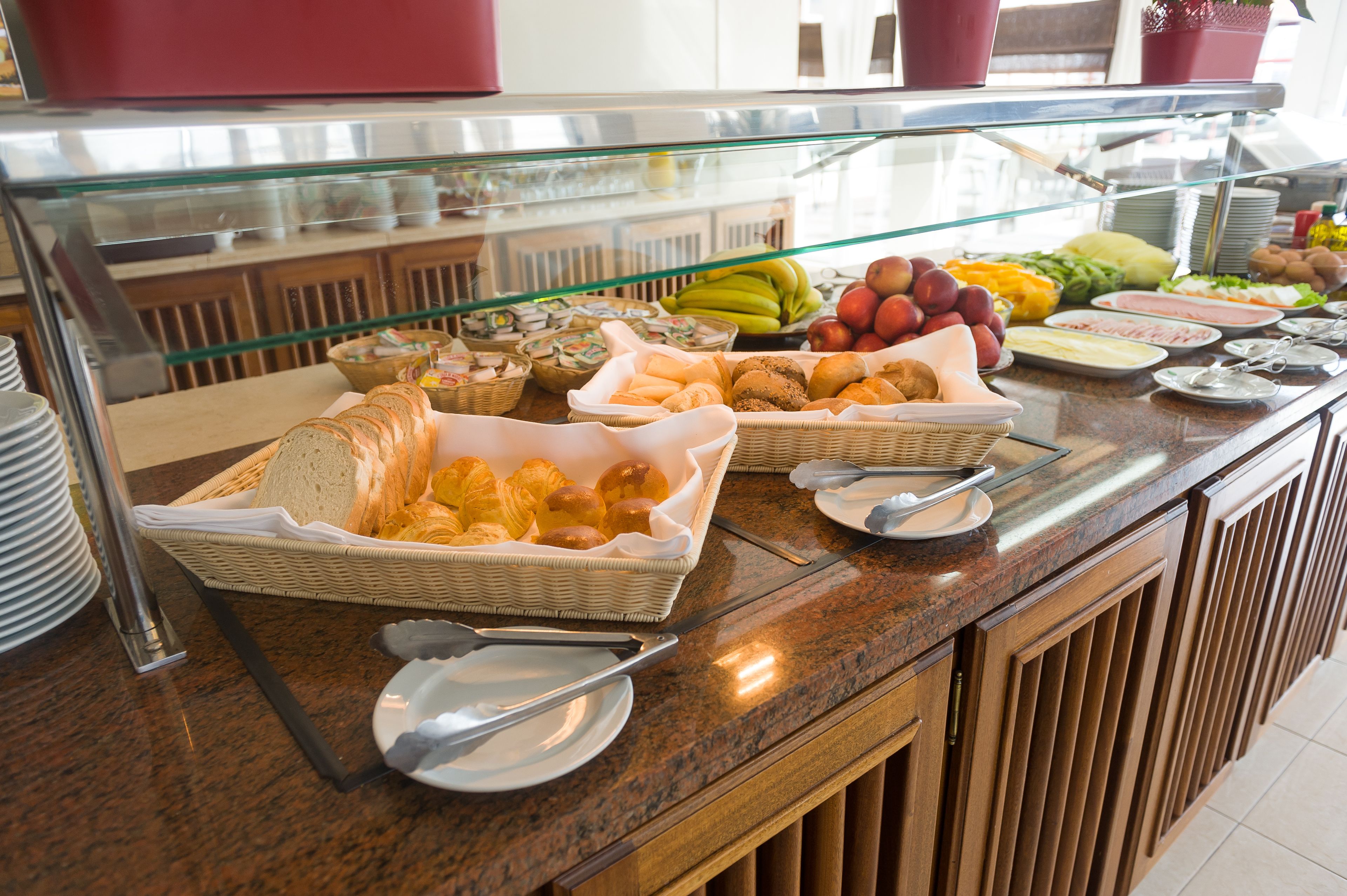 Daily continental breakfast (EUR 12 per person)