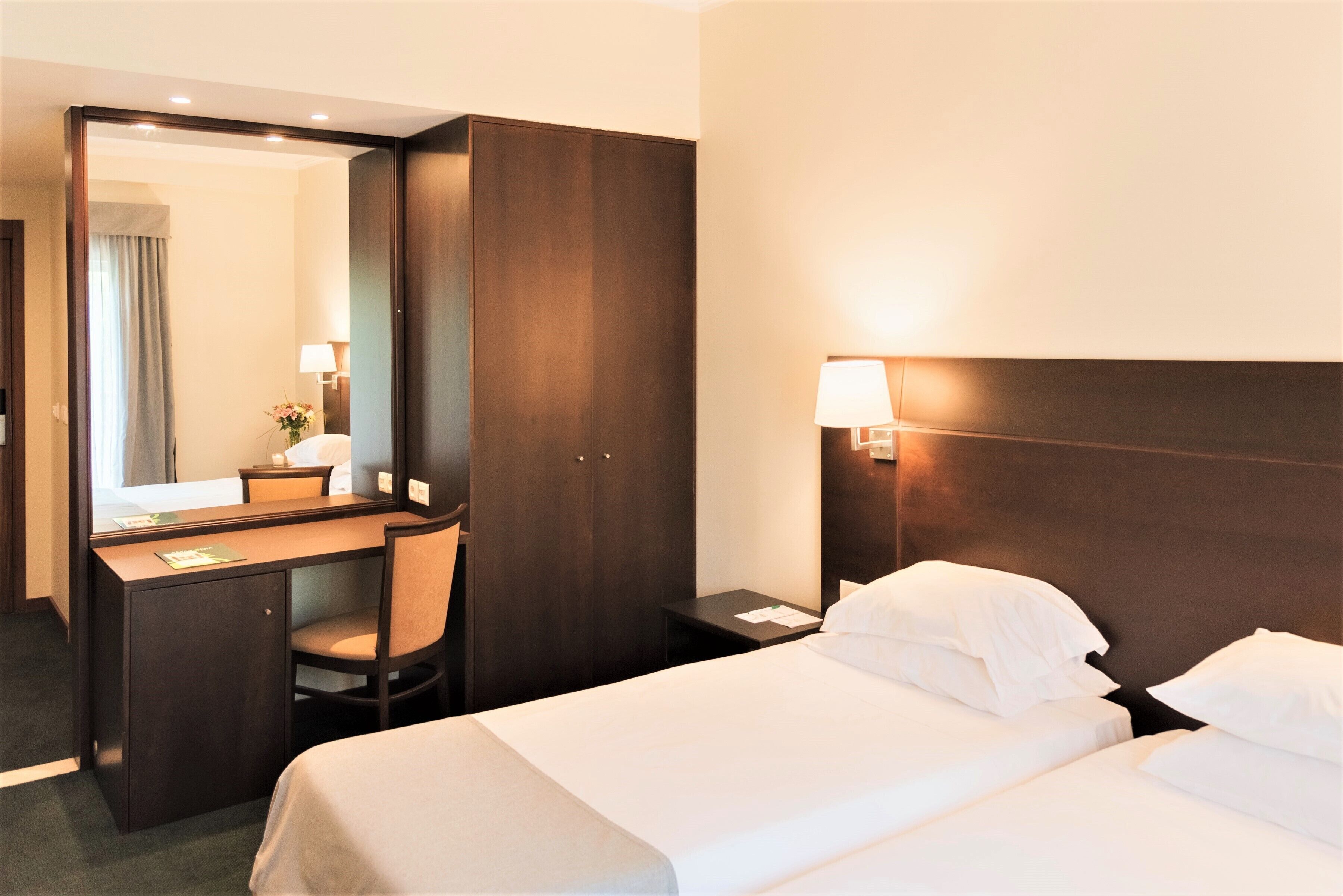 Kahden hengen standard-huone (kaksi sänkyä) | Tallelokero huoneessa, työpöytä