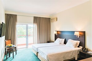 In-room safe, desk, laptop workspace, blackout curtains - Amazonia Jamor Hotel (Oeiras)