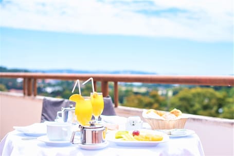 Panoramic Suite, River View | In-room safe, desk, laptop workspace, blackout drapes