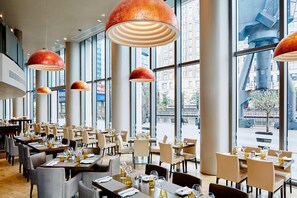 供应早餐、午餐和晚餐
