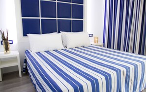 Minibar, in-room safe, desk, soundproofing - ALEGRIA Sun Village (Lloret de Mar)