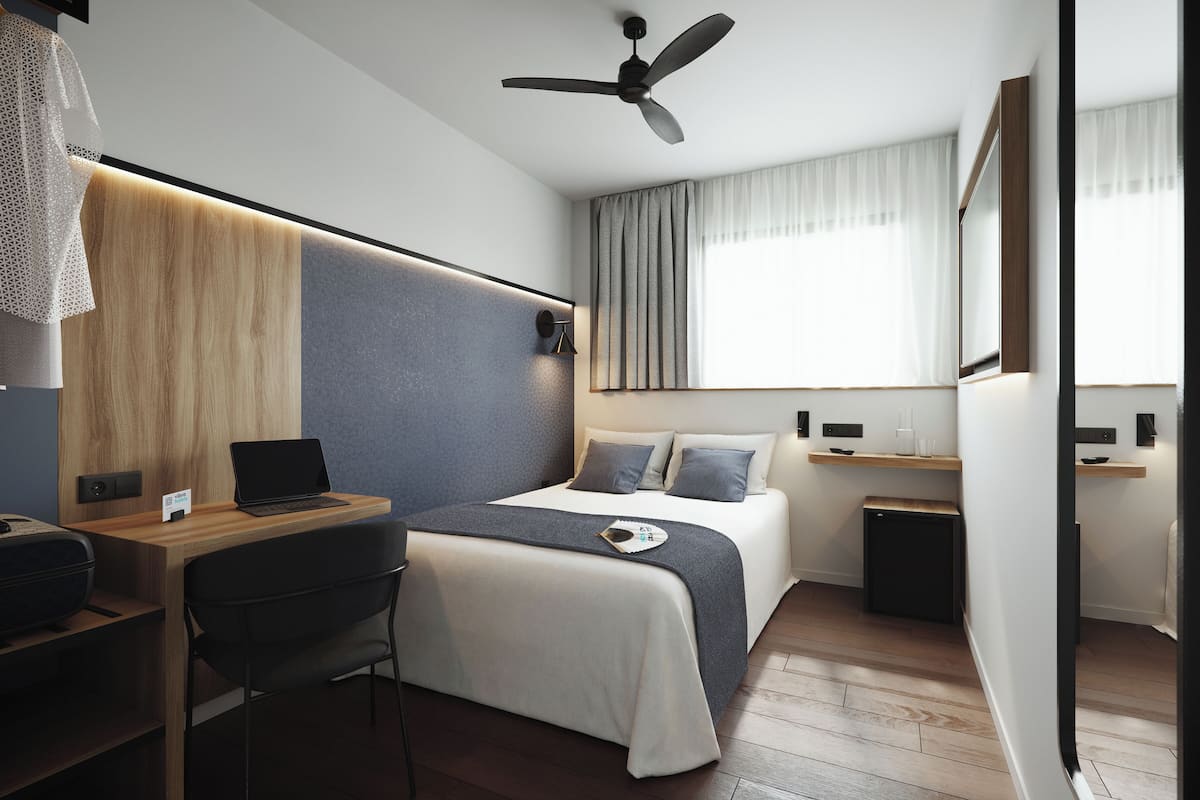 Caja de seguridad en la habitación, escritorio y cortinas blackout