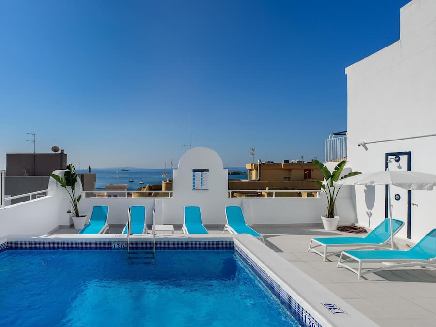Piscina externa sazonal, espreguiçadeiras