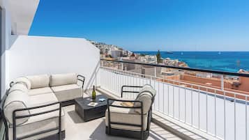 Superior Twin Room, Sea View | Terrace/patio