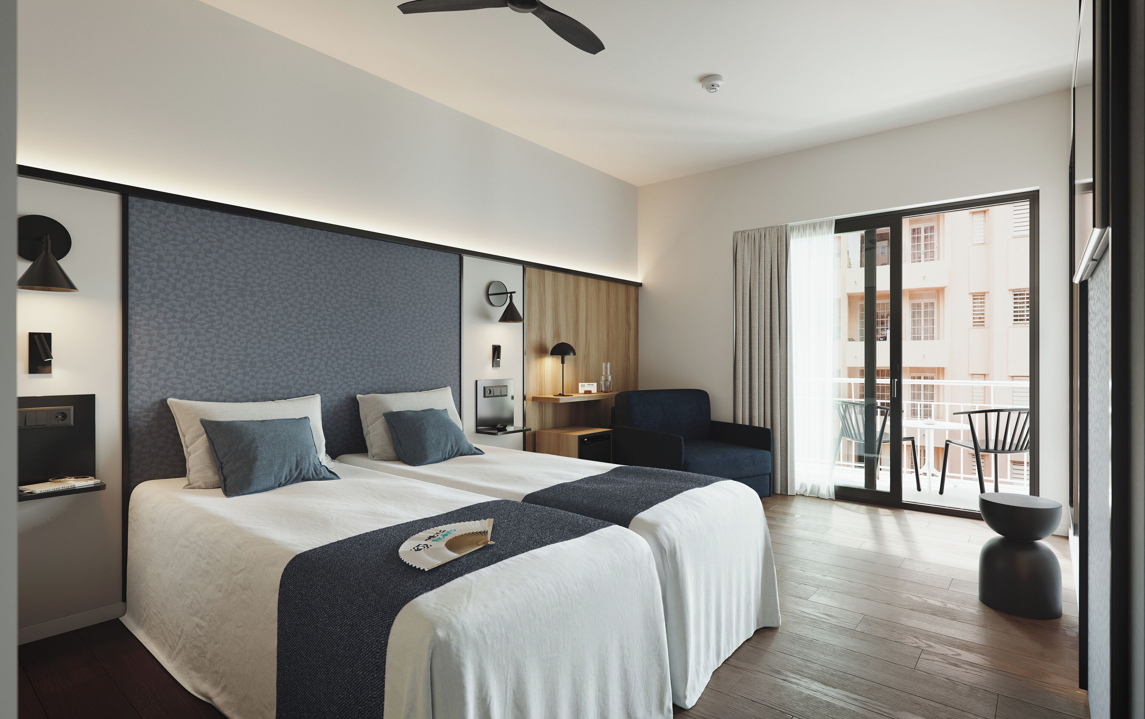 Safe på rommet, skrivebord, blendingsgardiner og wi-fi (inkludert)