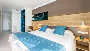 Twin kamer, uitzicht op zee | Een kluis op de kamer, een laptopwerkplek, verduisterende gordijnen