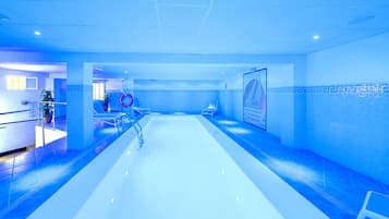 Een binnenzwembad