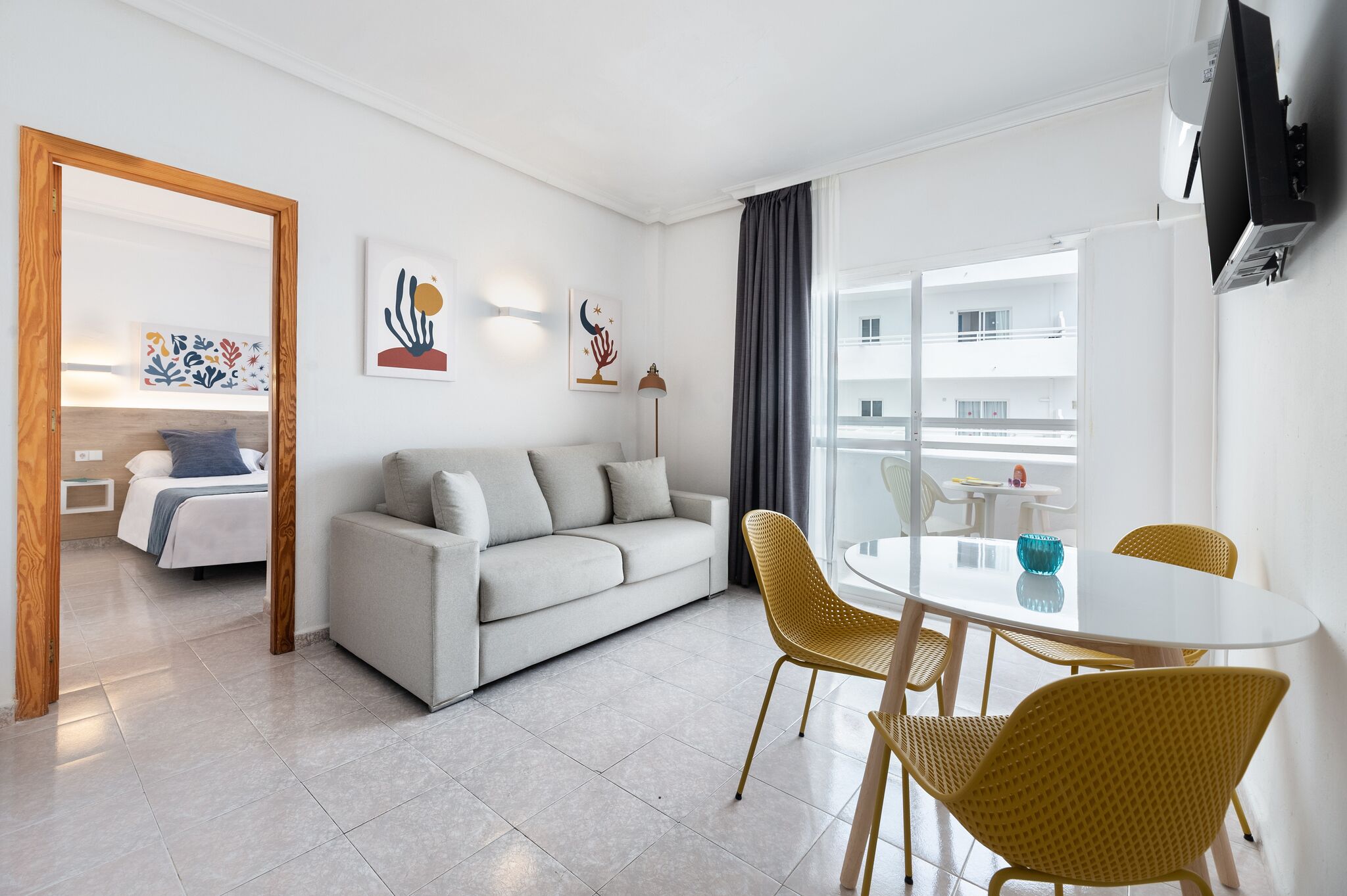 Appartamento, 1 camera da letto, vista mare | Area soggiorno | TV a schermo piatto 32 pollici con canali satellitari