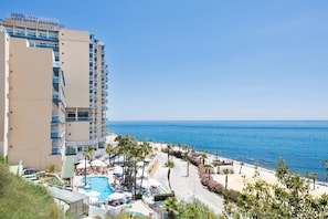 A hotel with a pool, beach, and ocean view. - Hotel Best Benalmádena (Benalmádena)