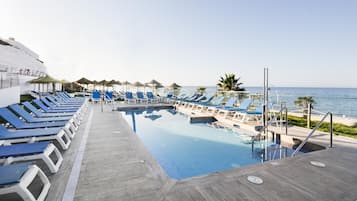 Piscine extérieure, parasols de plage, chaises longues