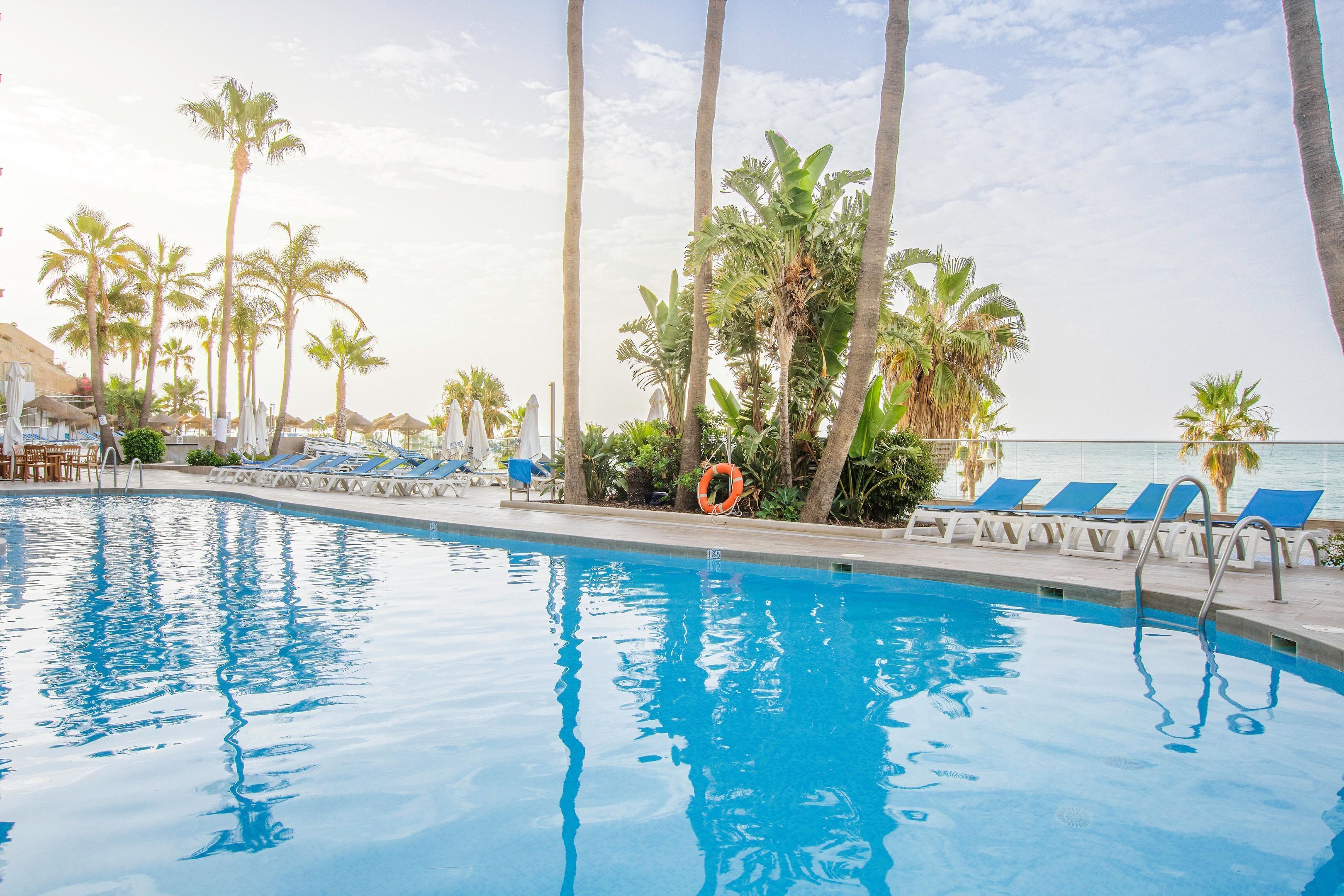 Outdoor pool, pool umbrellas, sun loungers