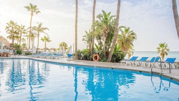 Piscine extérieure, parasols de plage, chaises longues