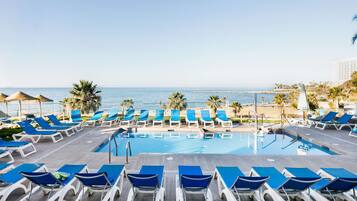 Piscine extérieure, parasols de plage, chaises longues