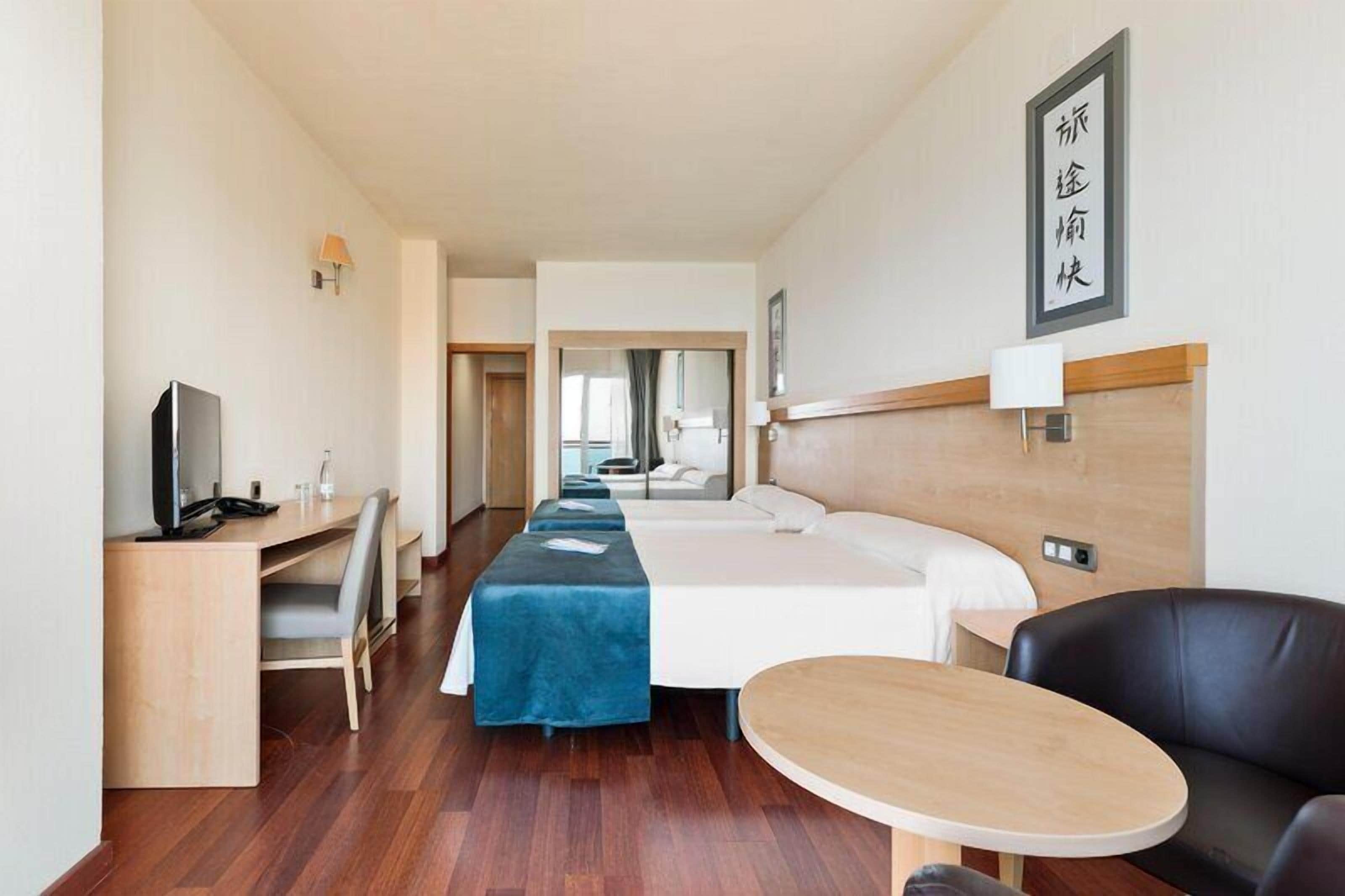 Een minibar, een kluis op de kamer, een bureau, een laptopwerkplek
