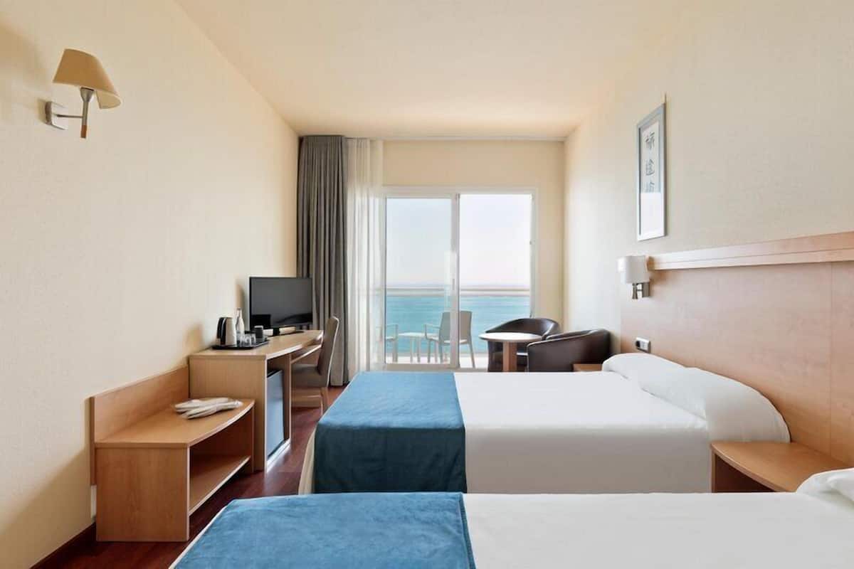 Minibar, coffres-forts dans les chambres, bureau