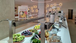 Un espace buffet proposant une variété de fruits et de boissons.