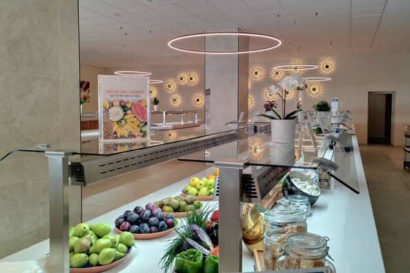 Un espace buffet proposant une variété de fruits et de boissons.