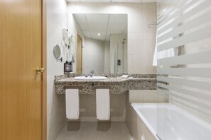 Haartrockner, Bidet, Handtücher