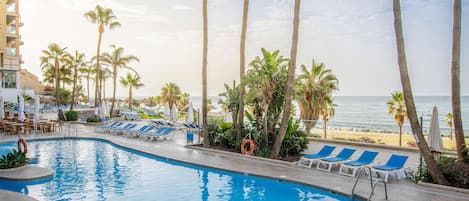 Utomhuspool, parasoller och solstolar