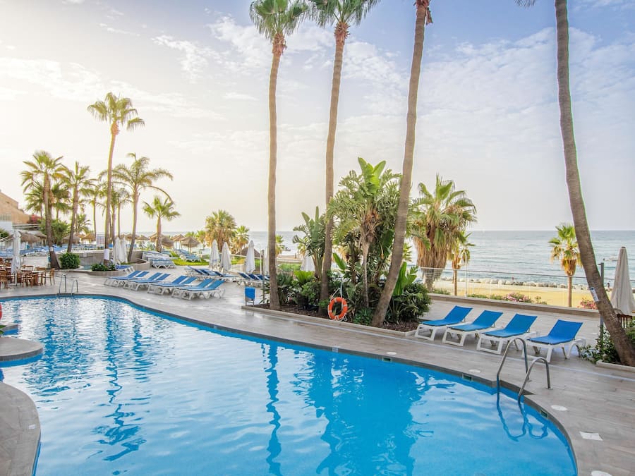 Piscina all'aperto, ombrelloni da piscina, lettini