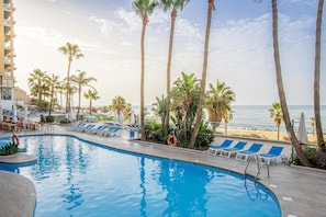 Piscina externa, guarda-sóis, espreguiçadeiras
