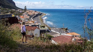 Une ville côtière avec des maisons à étages donnant sur la mer.