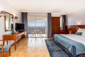 In-room safe, desk, blackout drapes, bed sheets - Paul do Mar (Calheta)