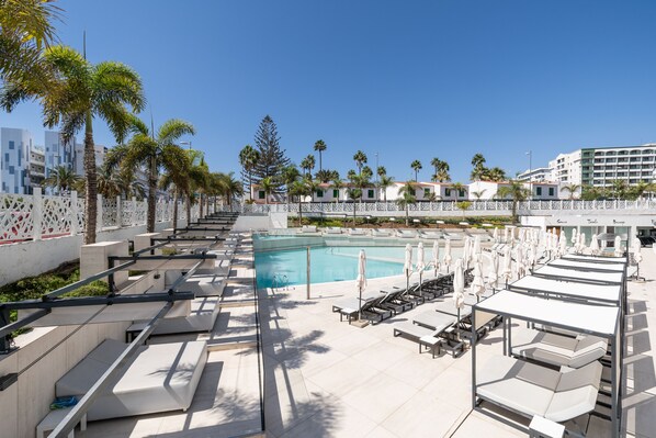 Outdoor pool, pool umbrellas, sun loungers