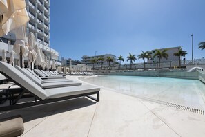 Outdoor pool, pool umbrellas, pool loungers - Hotel Caserío (San Bartolomé de Tirajana)