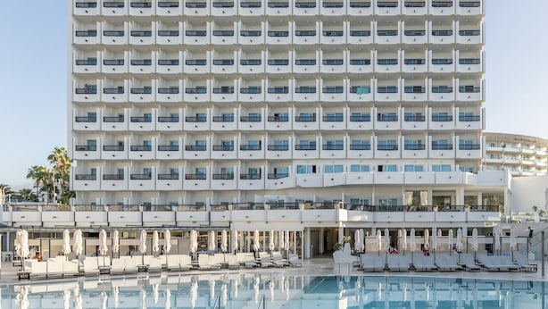 A large hotel with multiple balconies and a swimming pool in the foreground. - Hotel Caserío (San Bartolomé de Tirajana)