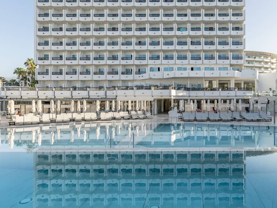 Utomhuspool, parasoller och solstolar