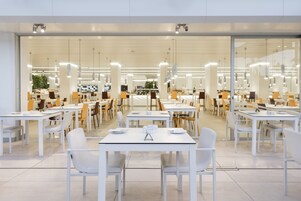 Frühstück, Mittagessen, internationale Küche, Blick auf den Pool 