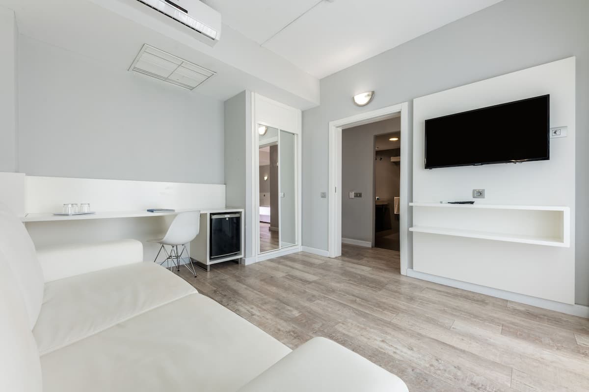 deluxe family room | 1 bedroom, minibar, in-room safe, desk