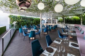 Breakfast, lunch, dinner served; international cuisine, pool views  - Hotel Caserío (San Bartolomé de Tirajana)